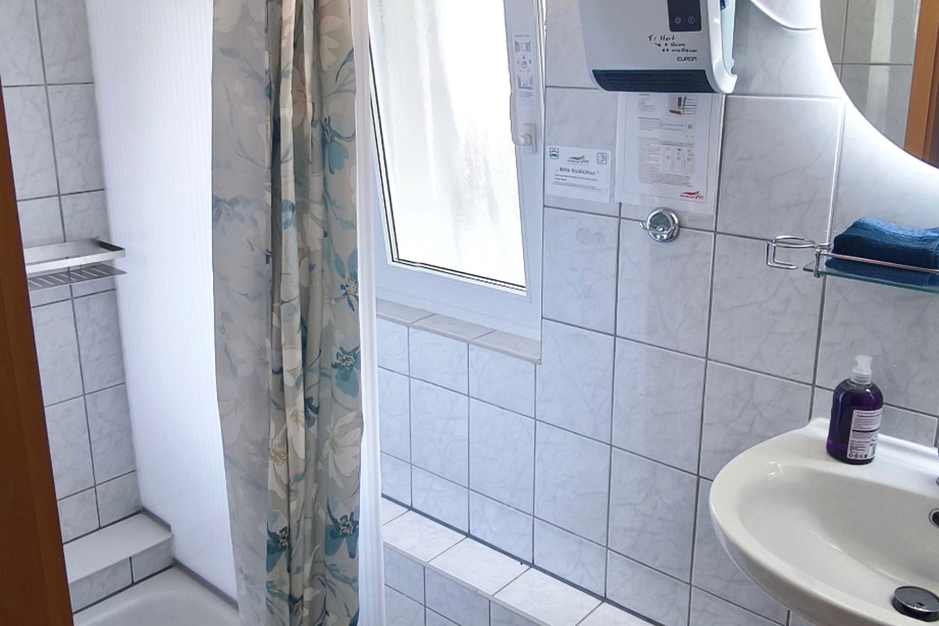 Tageslichtbad im Apartment Hintertaunus – weitere Ansicht