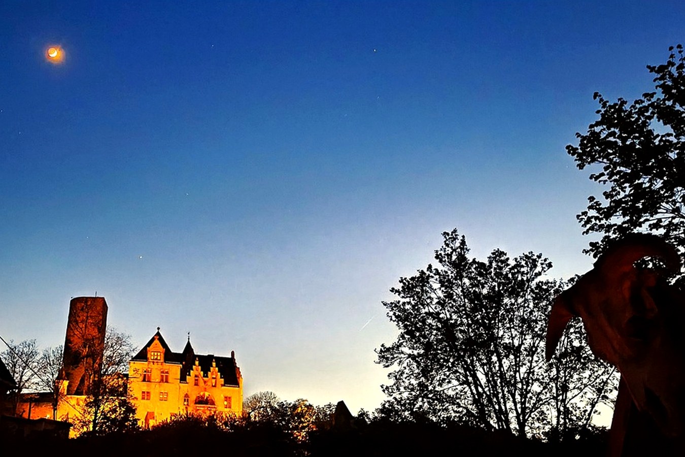 Schloss Kransberg bei Abenddämmerung – Vorschaubild für den geplanten Zeitraffer